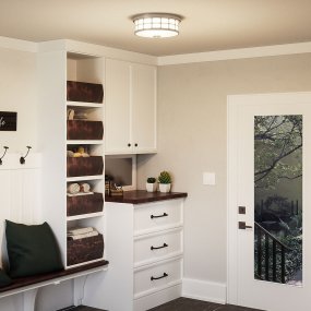 Guardian Ø35 Nickel brossé lampe de salle de bain De Elstead Lighting - La finition en nickel bross&eacute; et le cadre g&eacute;om&eacute;trique conf&egrave;rent &agrave; la lampe un aspect &eacute;l&eacute;gant, tandis que le verre opale cr&eacute;e une lumi&egrave;re agr&eacute;able et douce.