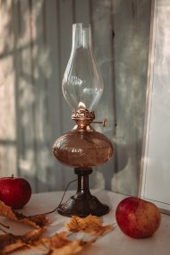Esmeralda Brun De Strömshaga - Esmeralda est une magnifique lampe à pétrole qui allie charme rétro et élégance intemporelle.