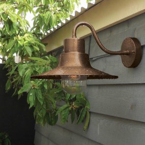 Sheldon Laiton antique lampe d’extérieur De Elstead Lighting - Sheldon est à la fois robuste et élégant et est parfait pour créer une atmosphère classique et intemporelle.