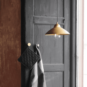 Studio Ø30 Laiton brut De H. Skjalm P - La surface artisanale et le ton chaud du laiton cr&eacute;ent une expression intemporelle qui s'int&egrave;gre dans de nombreux styles d'int&eacute;rieur diff&eacute;rents.