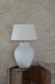 Casagrande 54cm Blanc mat pied de lampe De Hallbergs - La forme ronde et la couleur blanc mat créent une belle atmosphère dans la pièce.