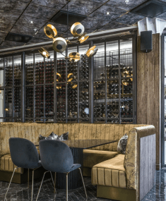 Caserta Ø85 Laiton suspension De Hallbergs - Il crée une lumière et un effet fantastiques ; Le design unique fait de ce plafonnier un accroche-regard garanti dans n'importe quelle pièce.