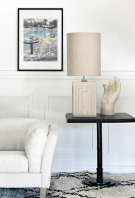 Stucco 48cm Beige pied de lampe De Hallbergs - Stucco est une base de lampe moderne avec un design élégant.
