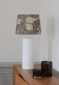 Manhattan 47cm Blanc mat pied de lampe De Hallbergs - Manhattan est une base de lampe élégante avec un design moderne.