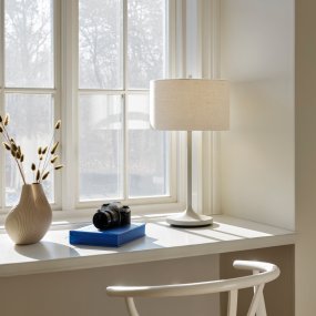 Soft 64cm Blanc/sable lampe de table De Belid - Le diffuseur int&eacute;gr&eacute; en PMMA recycl&eacute; et recyclable assure une r&eacute;partition uniforme et confortable de la lumi&egrave;re.