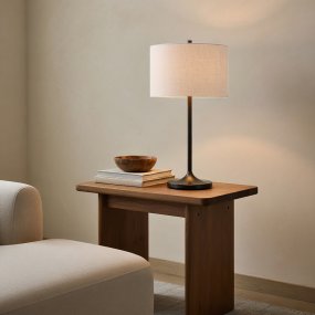 Soft 64cm Blanc/bronze lampe de table De Belid - La texture vibrante du lin filtre la lumi&egrave;re, cr&eacute;ant une ambiance chaleureuse et accueillante, tandis que la finition bronze fonc&eacute; apporte une touche sophistiqu&eacute;e.