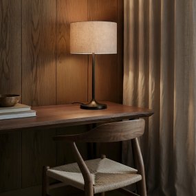 Soft 64cm Nature/bronze lampe de table De Belid - La texture vibrante du lin filtre la lumi&egrave;re, cr&eacute;ant une ambiance chaleureuse et accueillante, tandis que la finition bronze fonc&eacute; apporte une touche d'&eacute;l&eacute;gance.