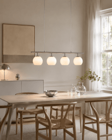 Globi 4 78cm Nickel suspension De Nordic Lighting - Sa suspension en m&eacute;tal finition nickel mat lui conf&egrave;re une touche graphique et raffin&eacute;e, tandis que ses quatre coupoles rondes en verre opale diffusent une lumi&egrave;re agr&eacute;able et homog&egrave;ne dans toute la pi&egrave;ce.