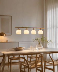 Globi 4 78cm Laiton brossé/blanc suspension De Nordic Lighting - Sa suspension en laiton bross&eacute; lui conf&egrave;re une touche sophistiqu&eacute;e et graphique, tandis que ses quatre coupoles rondes en verre opale diffusent une lumi&egrave;re douce et homog&egrave;ne dans toute la pi&egrave;ce.
