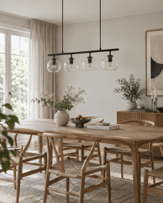 Globi 4 78cm Noir/transparent suspension De Nordic Lighting - Sa suspension en m&eacute;tal noir lui conf&egrave;re une touche graphique et raffin&eacute;e, tandis que ses quatre coupoles en verre diffusent une lumi&egrave;re agr&eacute;able dans toute la pi&egrave;ce.