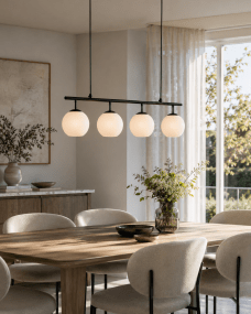 Globi 4 78cm Noir et blanc suspension De Nordic Lighting - Sa suspension en m&eacute;tal noir lui conf&egrave;re une touche graphique et raffin&eacute;e, tandis que ses quatre d&ocirc;mes ronds en verre opale diffusent une lumi&egrave;re agr&eacute;able et homog&egrave;ne dans toute la pi&egrave;ce.