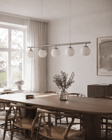 Globi 5 120cm Nickel/blanc suspension De Nordic Lighting - Sa structure en m&eacute;tal finition nickel mat lui conf&egrave;re une touche graphique et raffin&eacute;e, tandis que ses cinq coupoles rondes en verre opale diffusent une lumi&egrave;re douce et homog&egrave;ne dans toute la pi&egrave;ce.