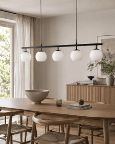 Globi 5 120cm Noir et blanc suspension De Nordic Lighting - Sa suspension en m&eacute;tal noir lui conf&egrave;re une touche graphique et raffin&eacute;e, tandis que ses cinq coupoles rondes en verre opale diffusent une lumi&egrave;re agr&eacute;able et homog&egrave;ne dans toute la pi&egrave;ce.