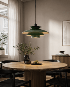 Stealth 2 Ø50 Vert suspension De Nordic Lighting - Fabriqu&eacute;e en m&eacute;tal vert rehauss&eacute; de d&eacute;tails noirs, elle d&eacute;gage &eacute;l&eacute;gance et harmonie.
