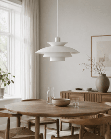 Stealth 2 Ø50 Blanc suspension De Nordic Lighting - Fabriqu&eacute;e en m&eacute;tal blanc rehauss&eacute; de d&eacute;tails argent&eacute;s, elle d&eacute;gage &eacute;l&eacute;gance et harmonie.