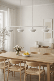 Stealth 120cm Blanc suspension De Nordic Lighting - Le luminaire est fourni avec deux jeux d'accessoires &ndash; boutons et anneaux chrom&eacute;s et blancs &ndash; vous permettant ainsi de choisir facilement le style qui convient le mieux &agrave; votre d&eacute;coration.
