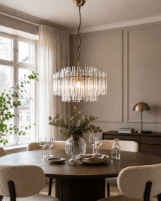 Lancaster Ø54 Laiton/transparent suspension De Lampan - Un luminaire alliant harmonieusement &eacute;l&eacute;gance et simplicit&eacute;, sublimant votre int&eacute;rieur par sa brillance subtile et son charme intemporel.
