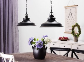 New Haven Ø37 Noir antique suspension De Cottex - Sa construction métallique robuste et sa suspension à chaîne lui confèrent une touche industrielle et sont parfaites pour créer une atmosphère tendance dans la cuisine ou la salle à manger.