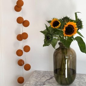 Irislights Terracotta 35-lights Terre cuite De Irislights - Les sph&egrave;res, fabriqu&eacute;es artisanalement &agrave; partir de fil fin teint &agrave; la main et de colle &eacute;cologique, sont uniques.