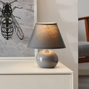 Primo 23cm Gris foncé lampe de table De Brilliant - Lampe de table d&eacute;corative au design &eacute;l&eacute;gant et simple, id&eacute;ale comme lampe de chevet ou comme &eacute;clairage d'appoint dans le salon.