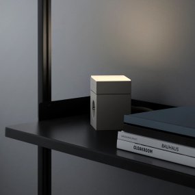 LAMP 1 - EU Gris De Avolt - Cette petite lampe pratique se branche directement sur une prise murale standard de 230 V et est id&eacute;ale comme veilleuse ou lampe d'ambiance dans les couloirs, les chambres ou toute pi&egrave;ce o&ugrave; vous souhaitez un &eacute;clairage doux.