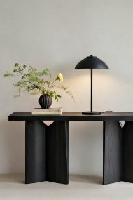 Vali 40cm Noir De Belid - Vali est une lampe de table &eacute;l&eacute;gante en m&eacute;tal noir mat, au design doux et harmonieux.