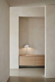 Vali 40cm Blanc De Belid - Vali est une lampe de table &eacute;l&eacute;gante en m&eacute;tal blanc mat, au design doux et harmonieux.