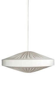 Alba Abat-Jour S/Suspension Ø78 Blanc suspension De Alde & Lind - Le tissu souple épouse délicatement la structure, créant de jolis plis qui confèrent à Alba une allure aérienne et naturelle.