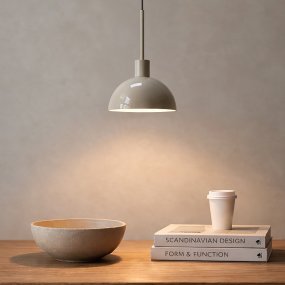 Vienda Ø20 Beige De Herstal - Vienda est une suspension &eacute;l&eacute;gante en m&eacute;tal, d'un beige doux et au design intemporel.