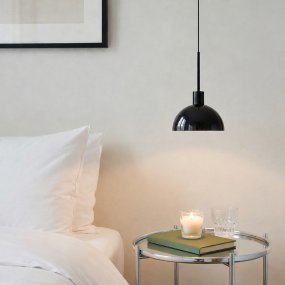Vienda Ø20 Noir De Herstal - Vienda est une suspension &eacute;l&eacute;gante en m&eacute;tal noir brillant au design intemporel.