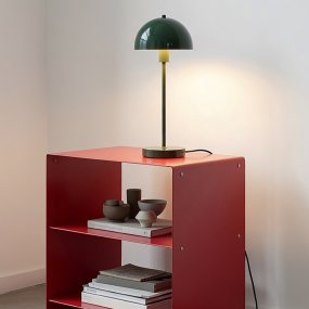 Vienda 48cm Feuille de chêne verte lampe de table De Herstal - Elle cr&eacute;e une atmosph&egrave;re harmonieuse et met en valeur les bois sombres, les tons automnaux et les doux tons ivoire.