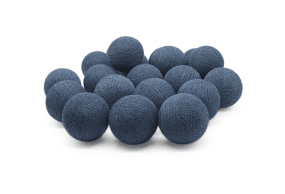 Irislights Vintage Blue 35-lights Bleu De Irislights - Les sph&egrave;res, fabriqu&eacute;es artisanalement &agrave; partir de fil fin teint &agrave; la main et de colle &eacute;cologique, sont uniques.