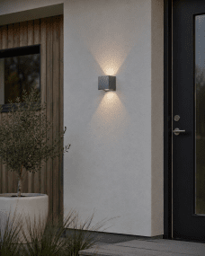 Alu Box 12cm Aluminium De Lampan - La conception unique cr&eacute;e une belle lumi&egrave;re de haut en bas qui tombe doucement sur le mur et donne &agrave; la pi&egrave;ce une atmosph&egrave;re agr&eacute;able et accueillante.