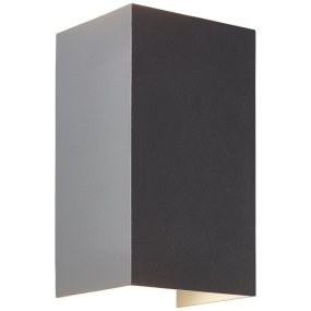 Hilly Gris foncé lampe d’extérieur De Brilliant - Idéale pour l'entrée, elle offre une lumière apaisante pendant les mois les plus sombres, mais peut également être utilisée comme élément décoratif élégant sur un mur extérieur.