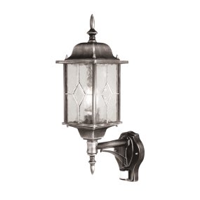 Wexford Argent lampe d’extérieur De Elstead Lighting - Elle est équipée d'un détecteur de mouvement pratique qui l'allume automatiquement dès qu'une personne se déplace dans un rayon de 1 à 8 mètres et un angle de détection de 120 degrés.