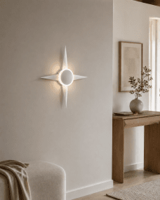 Bari 55cm Blanc applique murale De Lampan - Installez-la dans le salon ou le couloir&nbsp;: elle sert non seulement d'&eacute;l&eacute;ment d'&eacute;clairage d&eacute;coratif, mais constitue &eacute;galement un d&eacute;tail &eacute;l&eacute;gant de votre d&eacute;coration int&eacute;rieure.