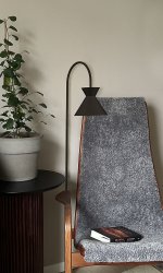 Coni Noir lampadaire De Aneta Lighting - Le magnifique lampadaire Coni au design intemporel s'harmonise aussi bien avec les intérieurs classiques que rustiques.
