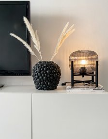 Vinda 32cm Noir lampe de table De Aneta Lighting - Lampe de table Winda en bois noir&auml; avec un abat-jour en verre gris fum&eacute;, c&#39;est une source de lumi&egrave;re fantastique qui fournit une lumi&egrave;re chaleureuse et agr&eacute;able.