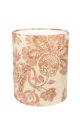 Lampshade Cylinder Sunshine Ø22 rouge foncé De Alde & Lind - Confectionné dans un mélange de lin orné d'un magnifique motif décoratif, il associe une couleur de fond claire à un motif floral détaillé dans des tons terreux foncés et feutrés, conférant à l'abat-jour une allure chaleureuse et douce.