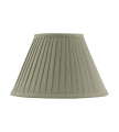 Fabric Lamp Shade 200 Vert olive De Karlskrona lampfabrik - Douille de lampe avec filetage ou dans la virole en laiton incluse dans les lampes de table et de sol de Karlskrona Lampfabrik.