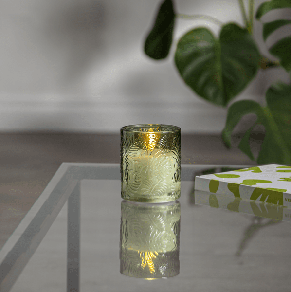 LED Bougie Flamme Leaf Vert De Star Trading - La lanterne &laquo;&nbsp;Feuille de Flamme&nbsp;&raquo; est une magnifique lanterne en verre vert orn&eacute;e d&#39;un motif de feuilles entourant une bougie blanche &agrave; piles.