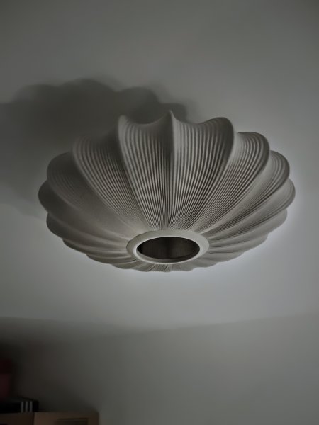 Mamsell Ø45 Gris plafonnier De Aneta Lighting - Mamsell est un plafonnier qui allie charme et élégance dans un design unique d'inspiration organique.
