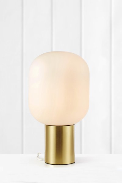 Brooklyn 44cm Laiton brossé lampe de table De Markslöjd - Dans cette version avec verre opale et laiton bross&eacute;, la lampe de table diffuse une belle lumi&egrave;re et prend beaucoup de place dans la pi&egrave;ce.