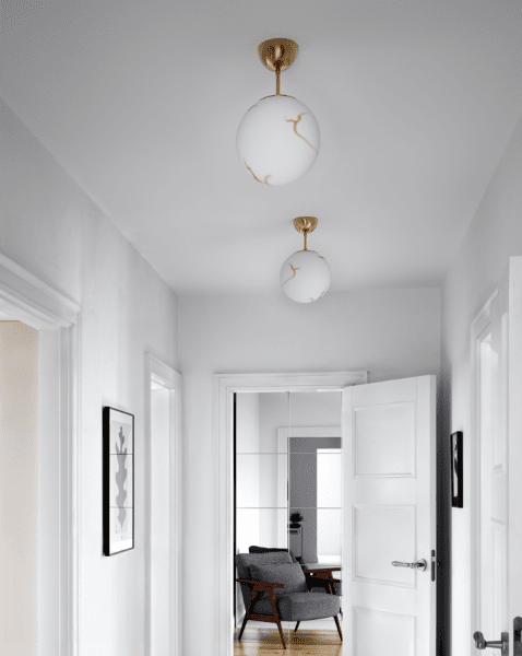 Bellagio Ø25 Laiton plafonnier De By Rydéns - Bellagio est un &eacute;l&eacute;gant plafonnier au style r&eacute;tro qui apporte style et fonctionnalit&eacute; &agrave; votre int&eacute;rieur.