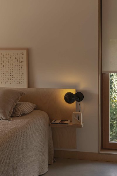 Bela 24cm Noir lampe de bureau De Faro Barcelona - Gr&acirc;ce &agrave; son socle annulaire inclus, Bela se transforme rapidement en une &eacute;l&eacute;gante lampe de table.