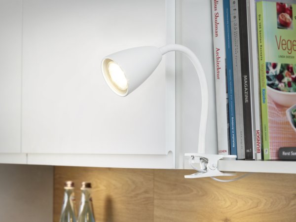 Wanda Blanc lampe à pince De Trio Lighting - Correctement placée sur le bureau ou sur l'étagère, la lampe fournit un éclairage optimal grâce aux possibilités de réglage flexibles du bras de la lampe.