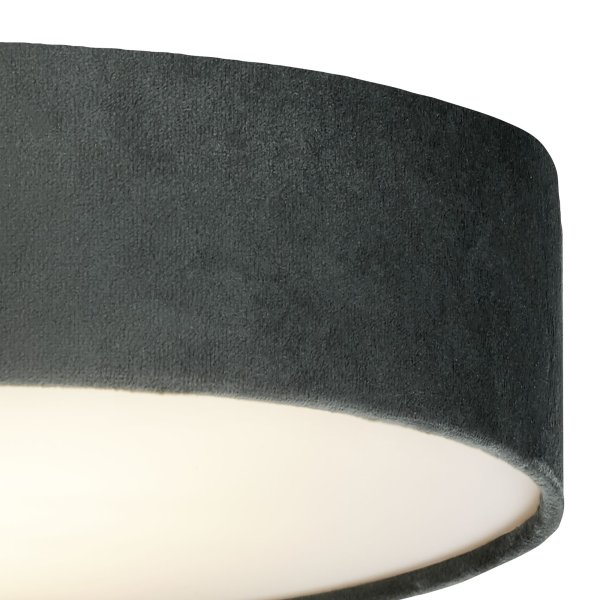 Drum Ø38 Gris plafonnier De Searchlight - Avec deux sources lumineuses et un diffuseur opale à l'intérieur de l'abat-jour luxueux en velours, il crée une lueur chaleureuse dans n'importe quelle pièce.