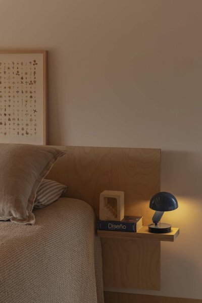 Bela 24cm Bleu lampe de bureau De Faro Barcelona - Gr&acirc;ce &agrave; son socle annulaire inclus, Bela se transforme rapidement en une &eacute;l&eacute;gante lampe de table.