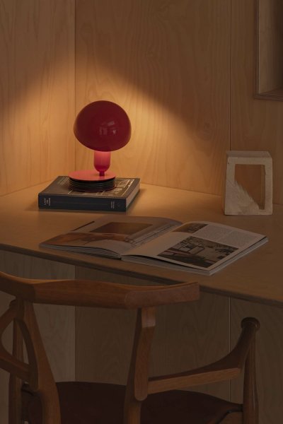 Bela 24cm ROUGE lampe de bureau De Faro Barcelona - Gr&acirc;ce &agrave; son socle annulaire inclus, Bela se transforme rapidement en une &eacute;l&eacute;gante lampe de table.