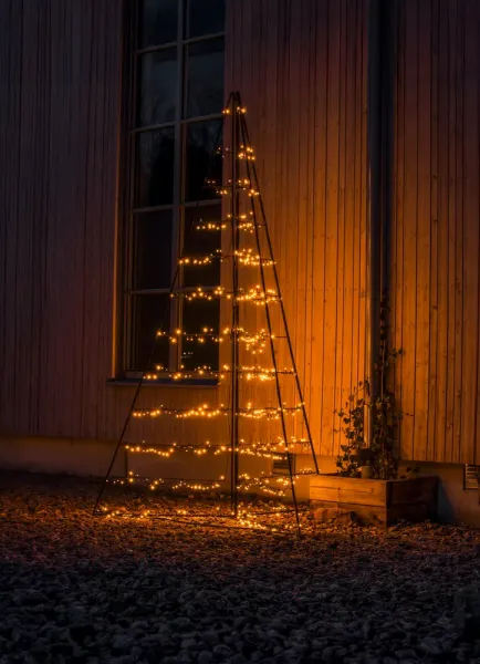 Décoration En Métal Pyramide 240cm Noir De Konstsmide - Avec 651 lumi&egrave;res LED ambr&eacute;es chaudes, il diffuse une lueur &eacute;l&eacute;gante et cr&eacute;e une atmosph&egrave;re magique.